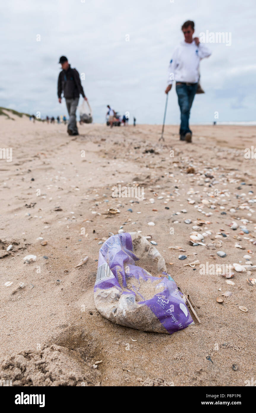 Freiwillige bereinigen Sie den Strand. Stockfoto