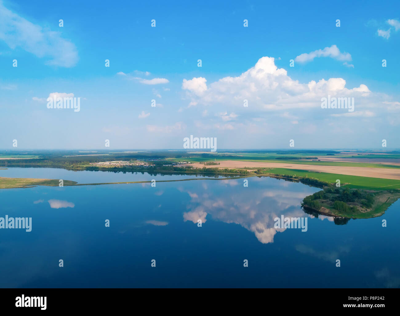 Blauer Himmel mit weißen Wolken im See spiegeln. Sommer Landschaft. Stockfoto