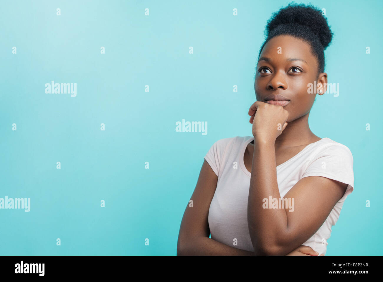 Nahaufnahme Portrait von schöne afrikanische amerikanische Frau suchen mit  misstrauischen Blicken. Afro Modell skeptisch Ausdruck, große Pläne,  Gedanken. weiter Ein-wo Stockfotografie - Alamy