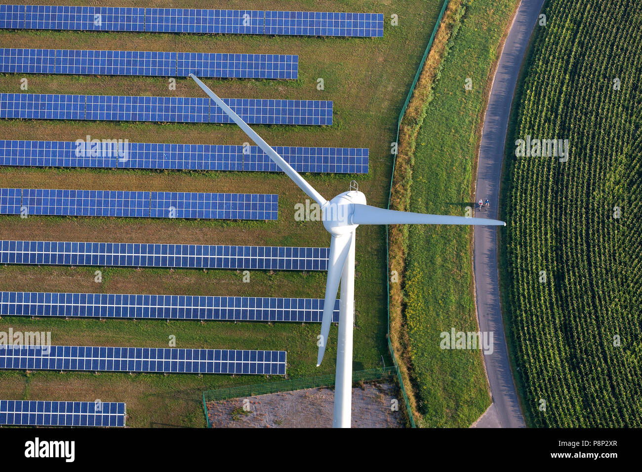 Antenne einer Windmühle und Sonnenkollektoren Stockfoto