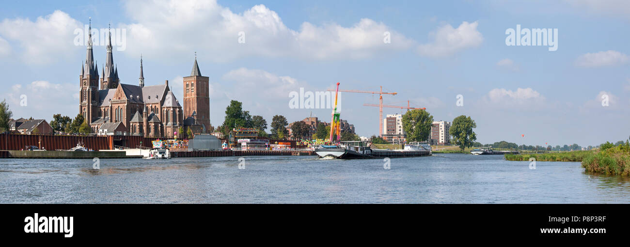 Cuijk eine Stadt entlang der Maas mit Frachter Stockfoto