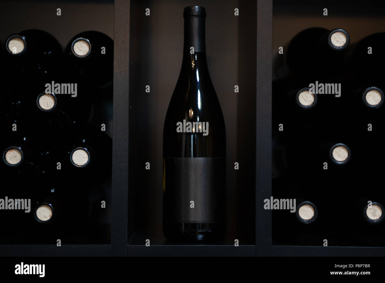Leer beschriftete Flaschen Rotwein auf einem Regal Stockfotografie - Alamy