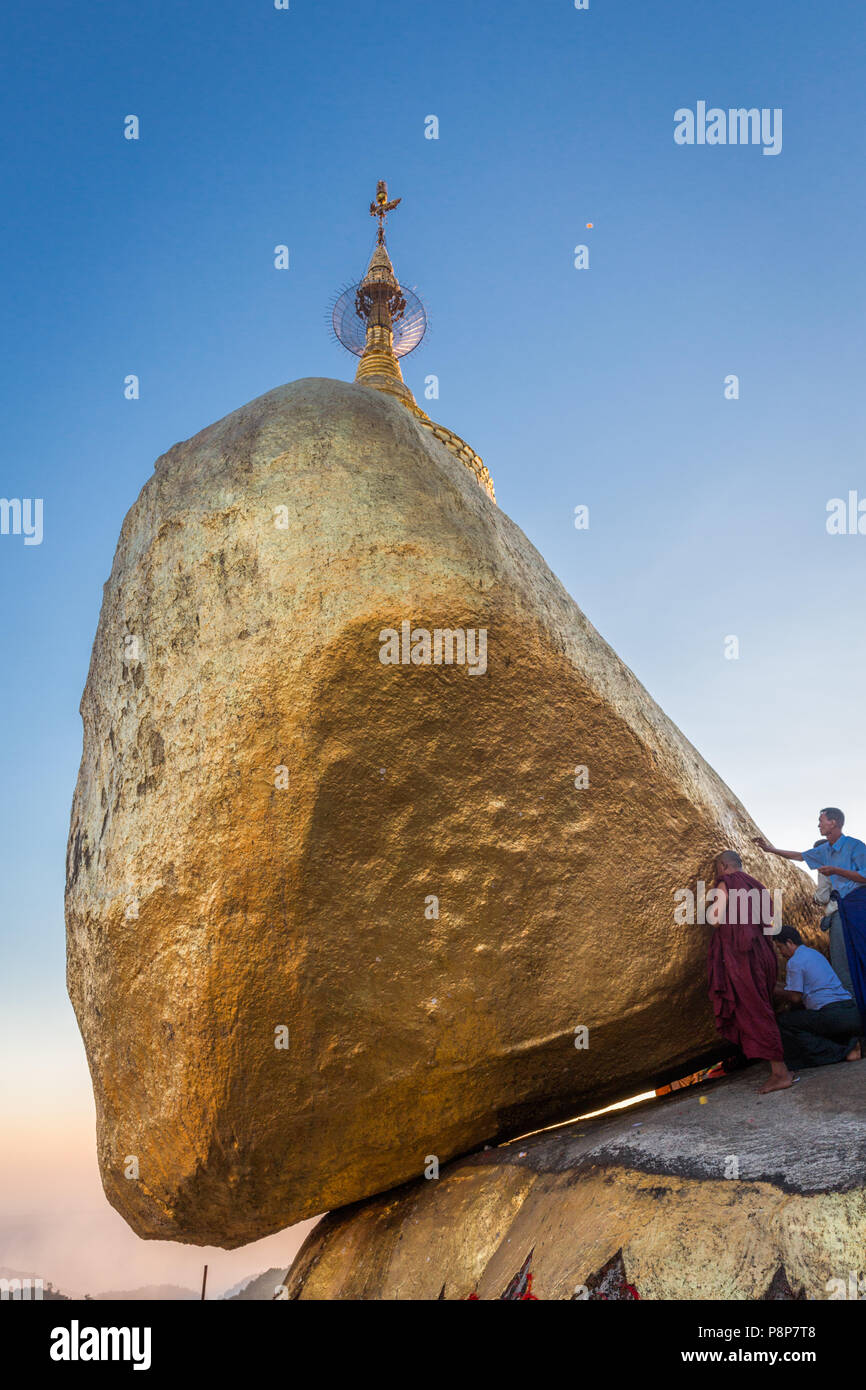 Pilger, die goldene Felsen mit Blattgold versehen, Kyaiktiyo, Myanmar (Birma) Stockfoto