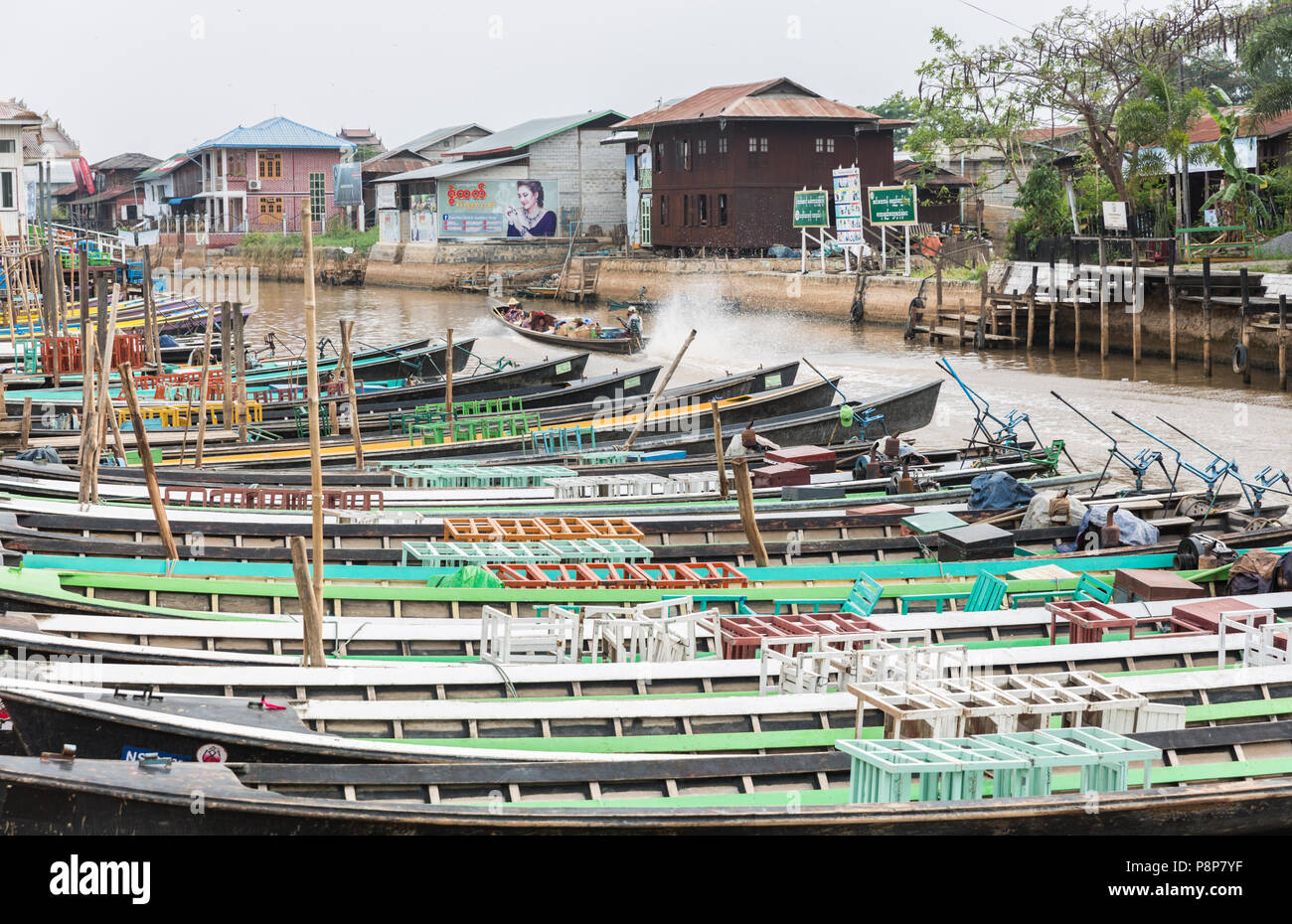 Schmale Boote in Nyaungshwe, Myanmar (Birma) Stockfoto