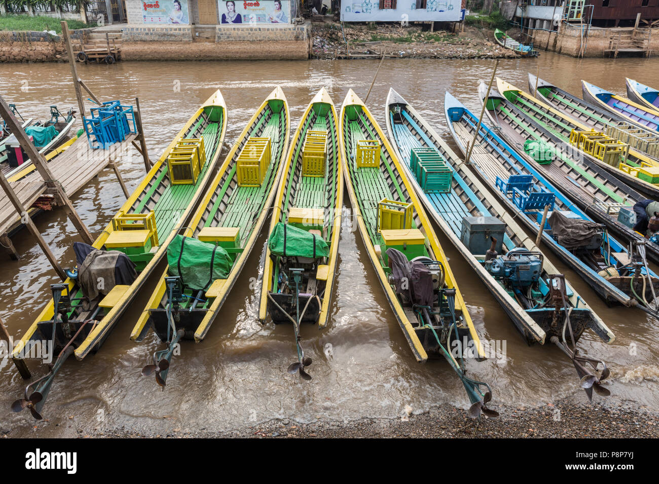 Schmale Boote in Nyaungshwe, Myanmar (Birma) Stockfoto