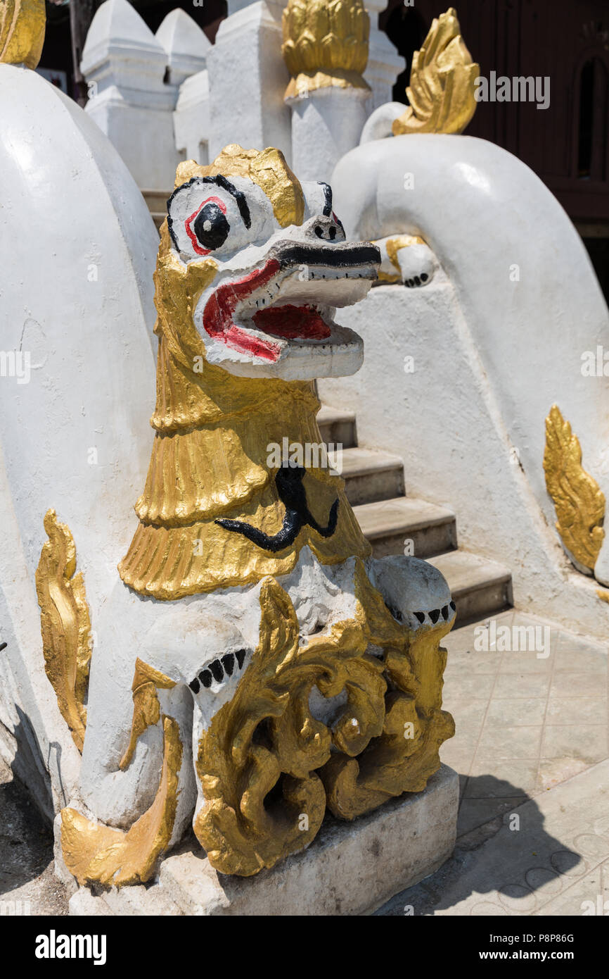 Eintrittsstatue im Kloster Shwe Yan Pyay, Nyaungshwe, Myanmar (Birma) Stockfoto