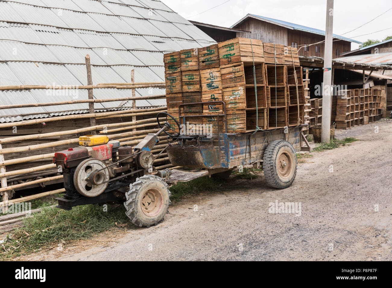 Gestapelte Holzkisten auf Traktor, Nyaungshwe, Myanmar (Birma) Stockfoto