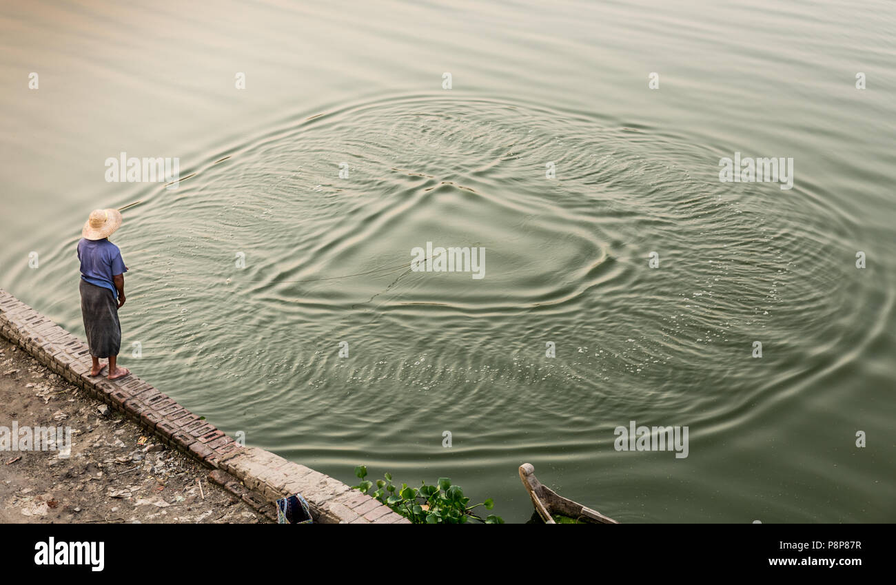 Fischernetze an der U Bein Bridge, Mandalay, Myanmar (Birma) Stockfoto