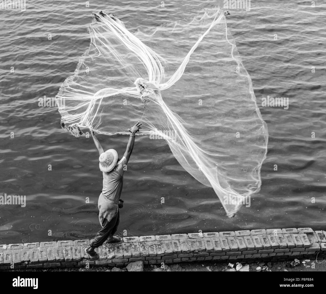 Fisherman Gießnetz an der U Bein Bridge Black & White, Mandalay, Myanmar (Birma) Stockfoto