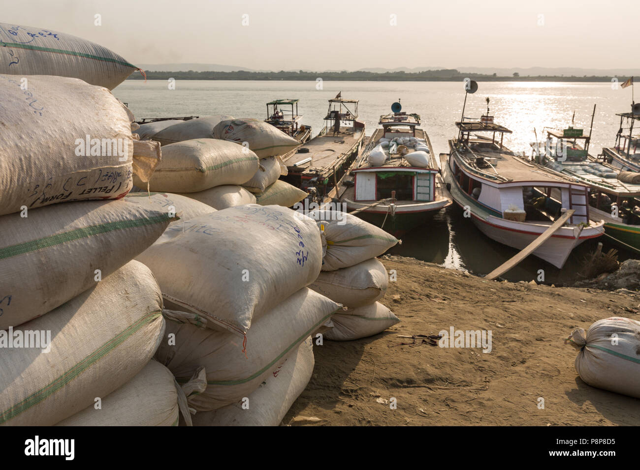 Fracht zum Verladen auf Booten auf dem Irrawaddy River, Mandalay, Myanmar (Birma) Stockfoto