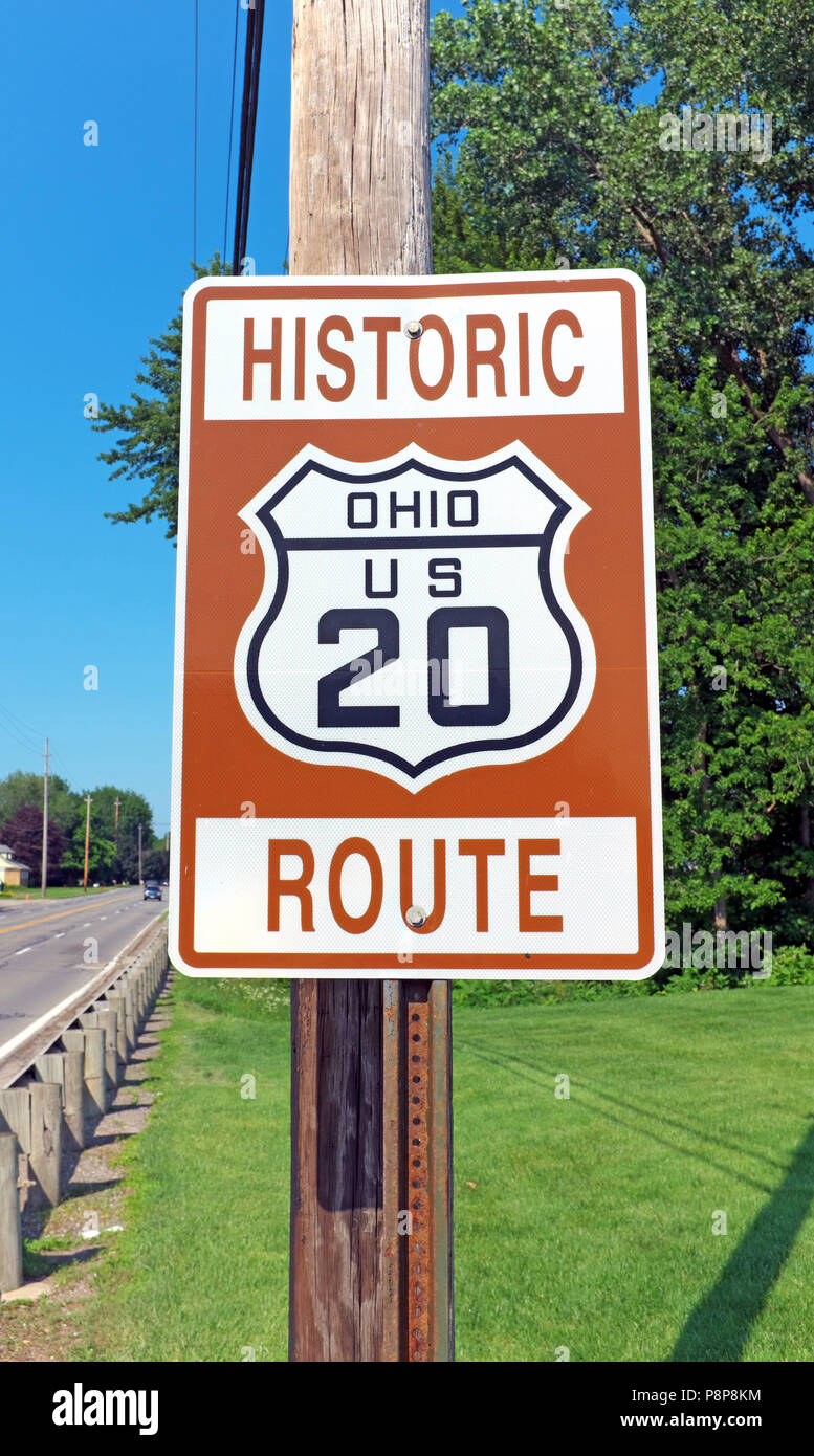 Ein Schild markiert den historischen Route, Ohio US 20, wie man durch Perry, Ohio, USA. Stockfoto