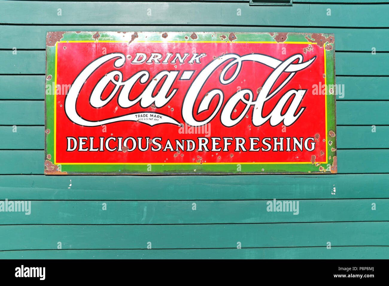 Authentische old-school Coca-Cola-Schild auf der Außenseite eines Gebäudes in den USA. Stockfoto