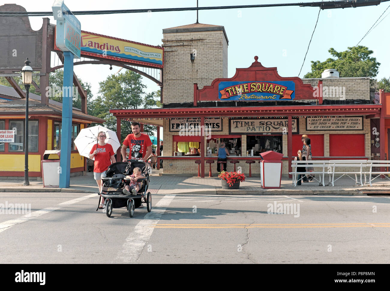 Eine Familie überquert die Straße entlang der Geneva-on-the-Lake Streifen vor dem Times Square Komplex am 4. Juli 2018, ein nationaler Feiertag. Stockfoto