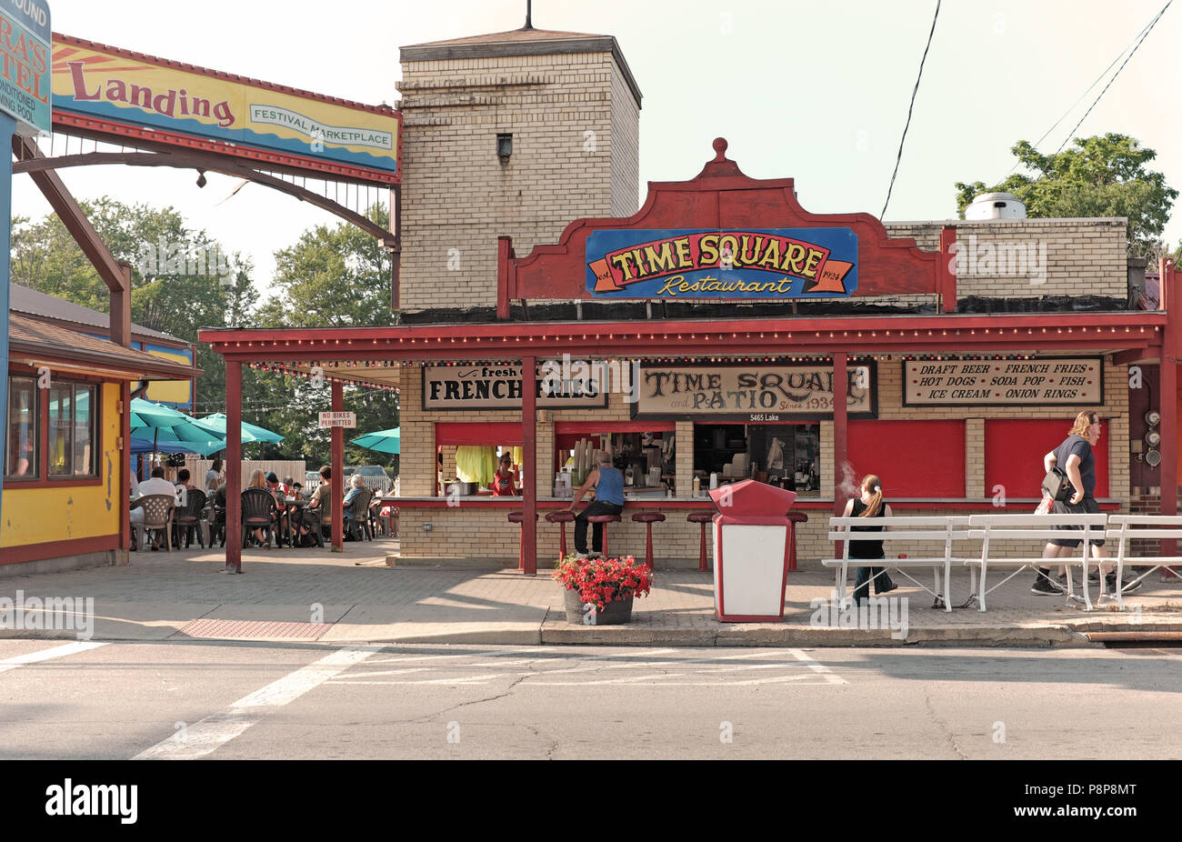 Old-school von Geneva-on-the-Lake Streifen enthält den Times Square Restaurant, ein kraftvolles Einrichtung in diesem beliebten Reiseziel im Sommer. Stockfoto