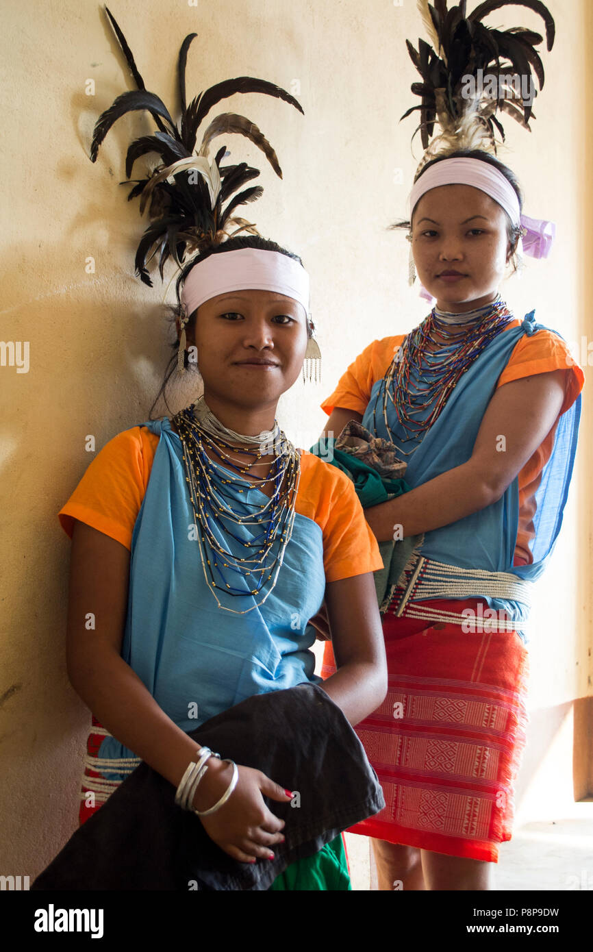 Tura, Indien. Meine Damen warten an die Hundert Schlagzeug Festival Stockfoto