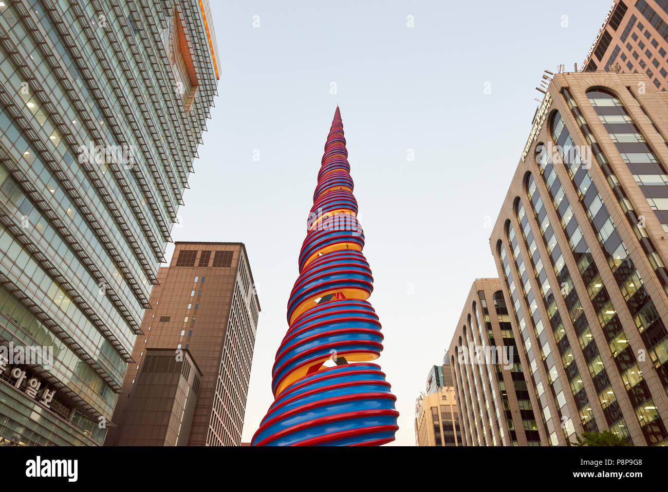 Low Angle Shot künstlerische Skulptur von Claes Oldenburg und Coosje Van Bruggen Feder berechtigt. Seoul, Südkorea. Stockfoto