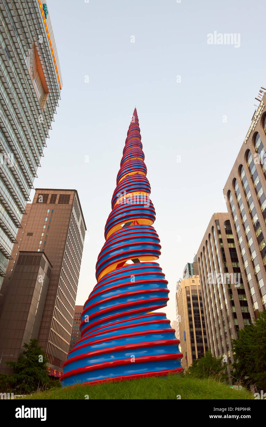 Low Angle Shot künstlerische Skulptur von Claes Oldenburg und Coosje Van Bruggen Feder berechtigt. Seoul, Südkorea. Stockfoto