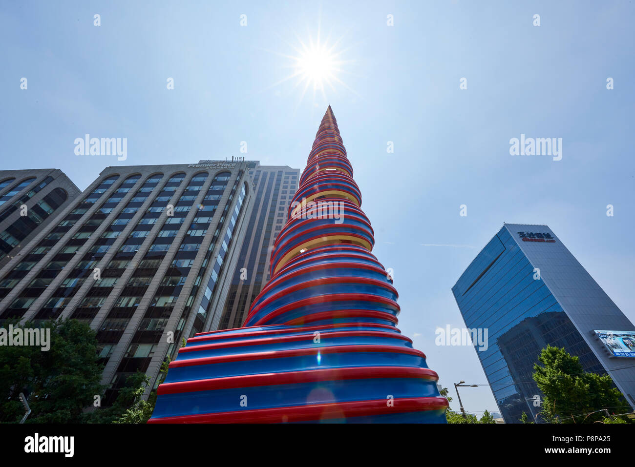 Low Angle Shot künstlerische Skulptur von Claes Oldenburg und Coosje Van Bruggen Feder berechtigt. Seoul, Südkorea. Stockfoto