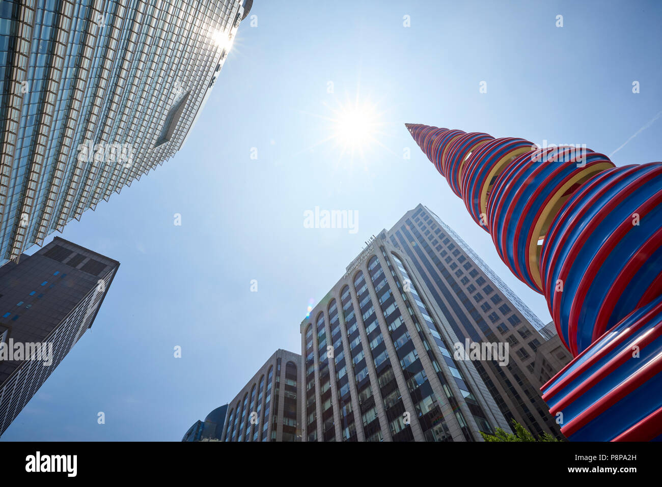 Low Angle Shot künstlerische Skulptur von Claes Oldenburg und Coosje Van Bruggen Feder berechtigt. Seoul, Südkorea. Stockfoto