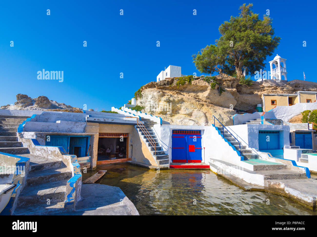 Mandrakia Dorf (traditionelle griechische Dorf am Meer, das im Stil der Kykladen) mit sirmata - der traditionellen Häuser der Fischer, Insel Milos, Griechenland. Stockfoto