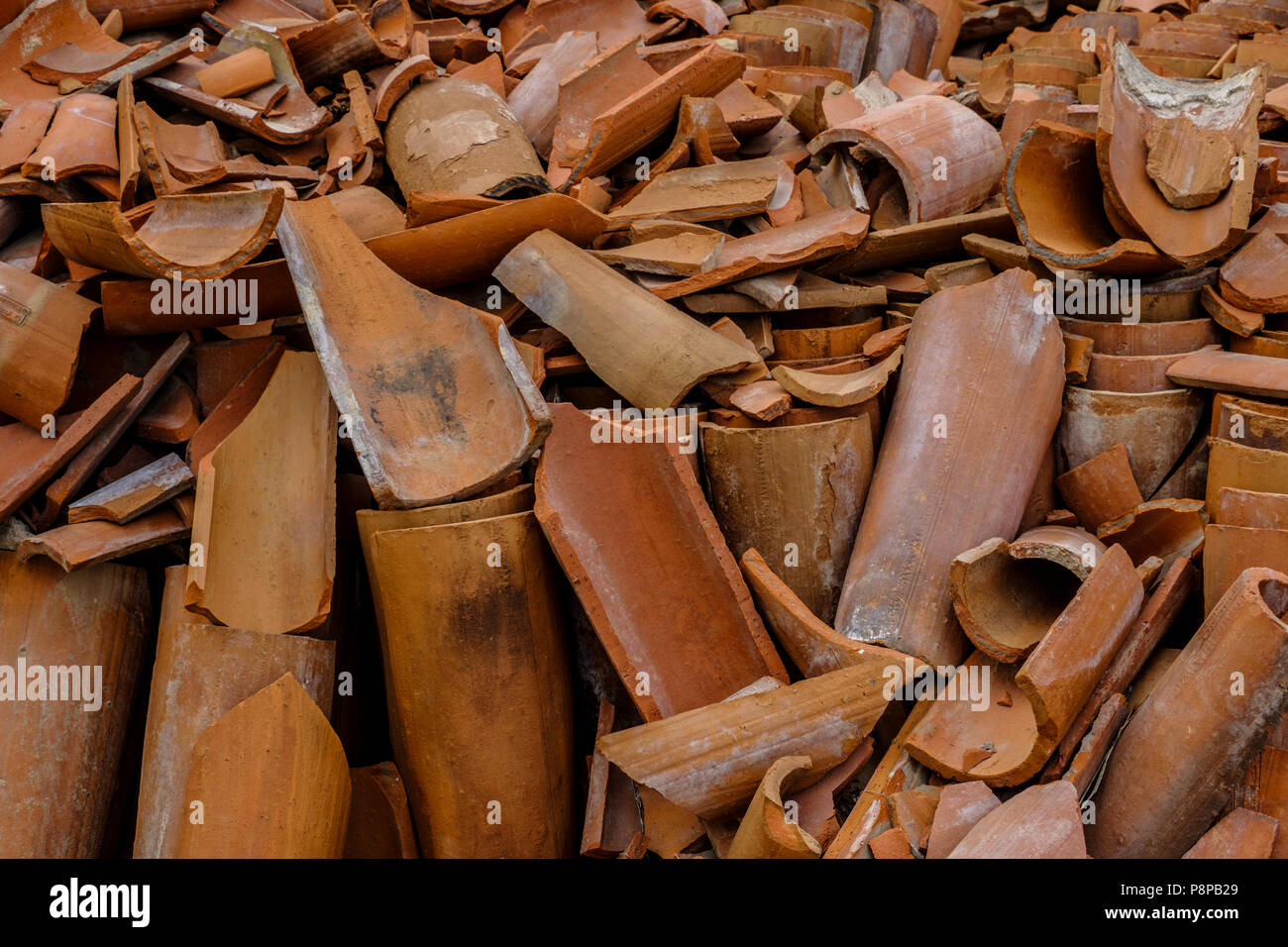 Stapel der gebrochenen Terrakotta Tonpfeifen bieten interessante strukturierten Hintergrund Stockfoto