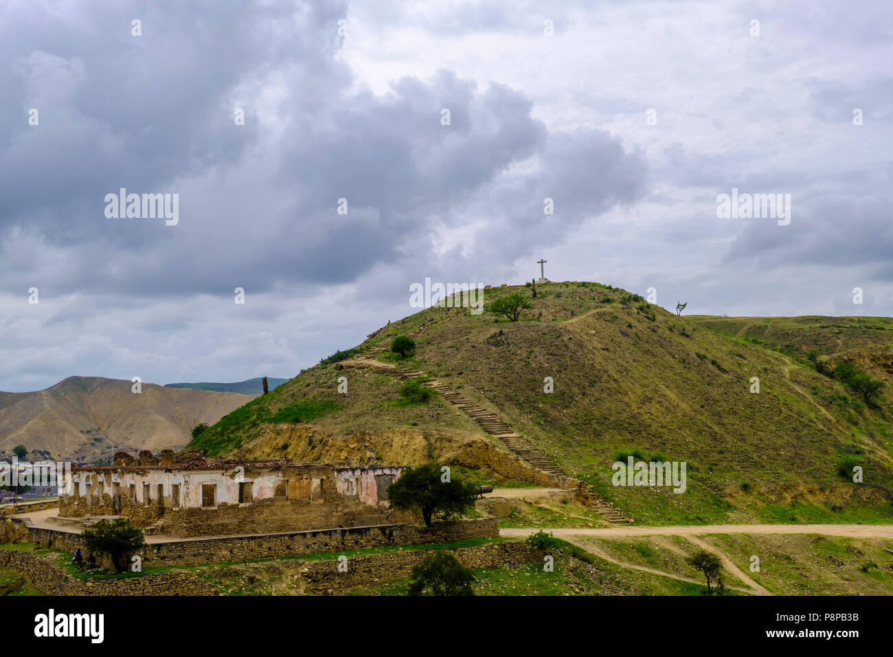 Bleibt der portugiesische Festung und Kreuz auf dem Hügel außerhalb der Stadt Lobito Angola Stockfoto