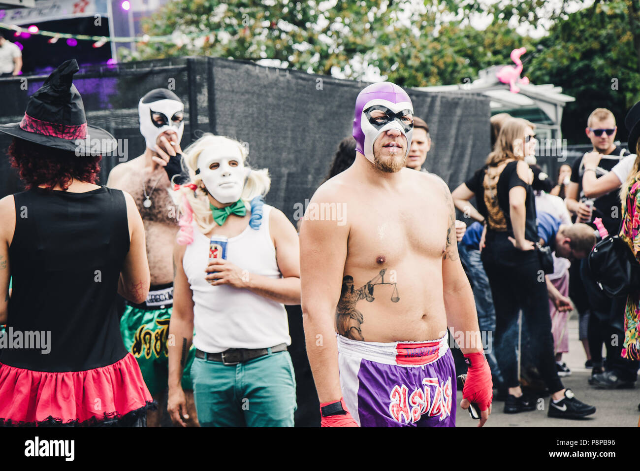 Zürich, Schweiz - 12 August, 2017: die Menschen gekleidet in verschiedenen  phantastischen Kostüme für die Street Parade in Zürich Stockfotografie -  Alamy