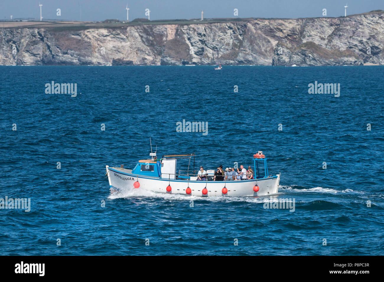 Die charter yacht Schwarzhändler voll von Urlaubern und Segeln in die Bucht von Newquay in Cornwall. Stockfoto Die charter yacht Schwarzhändler voll von Urlaubern und Segeln in die Bucht von Newquay in Cornwall. Stockfoto