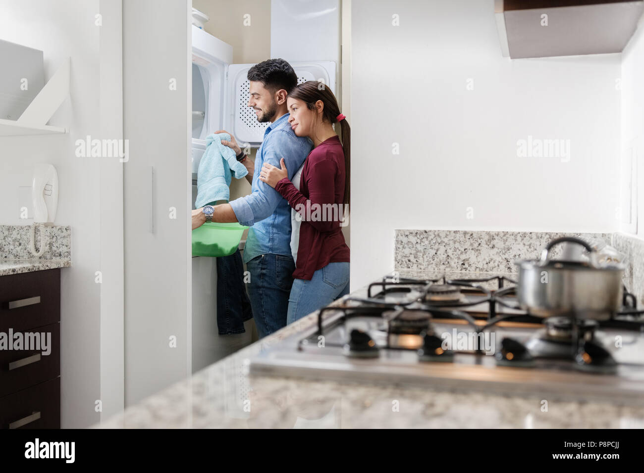 Mann und Frau tun Chores Waschen Stockfoto