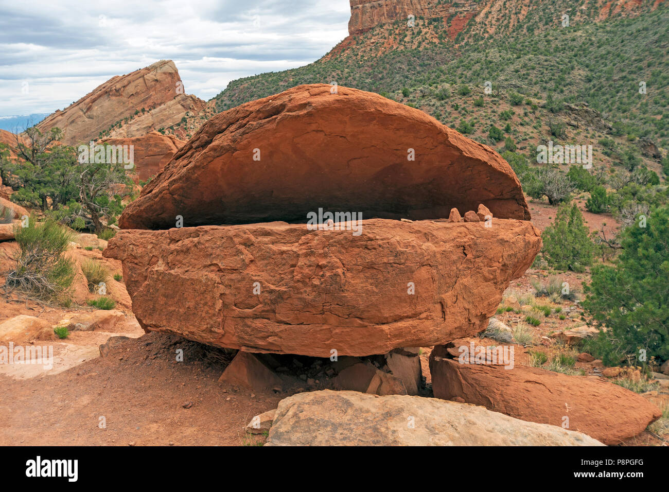 Ungewöhnliche klaffende Fels in der Wüste von Colorado National Monument in Colorado Stockfoto