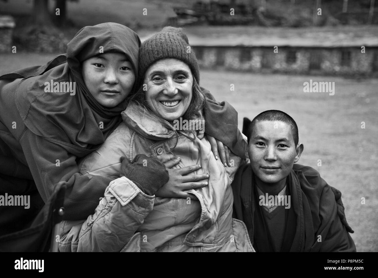 Buddhistischer Praktizierender Christine Kolisch hat Spaß mit Nonnen an einem abgelegenen tibetischen buddhistischen Kloster - NEPAL HIMALAYA Stockfoto