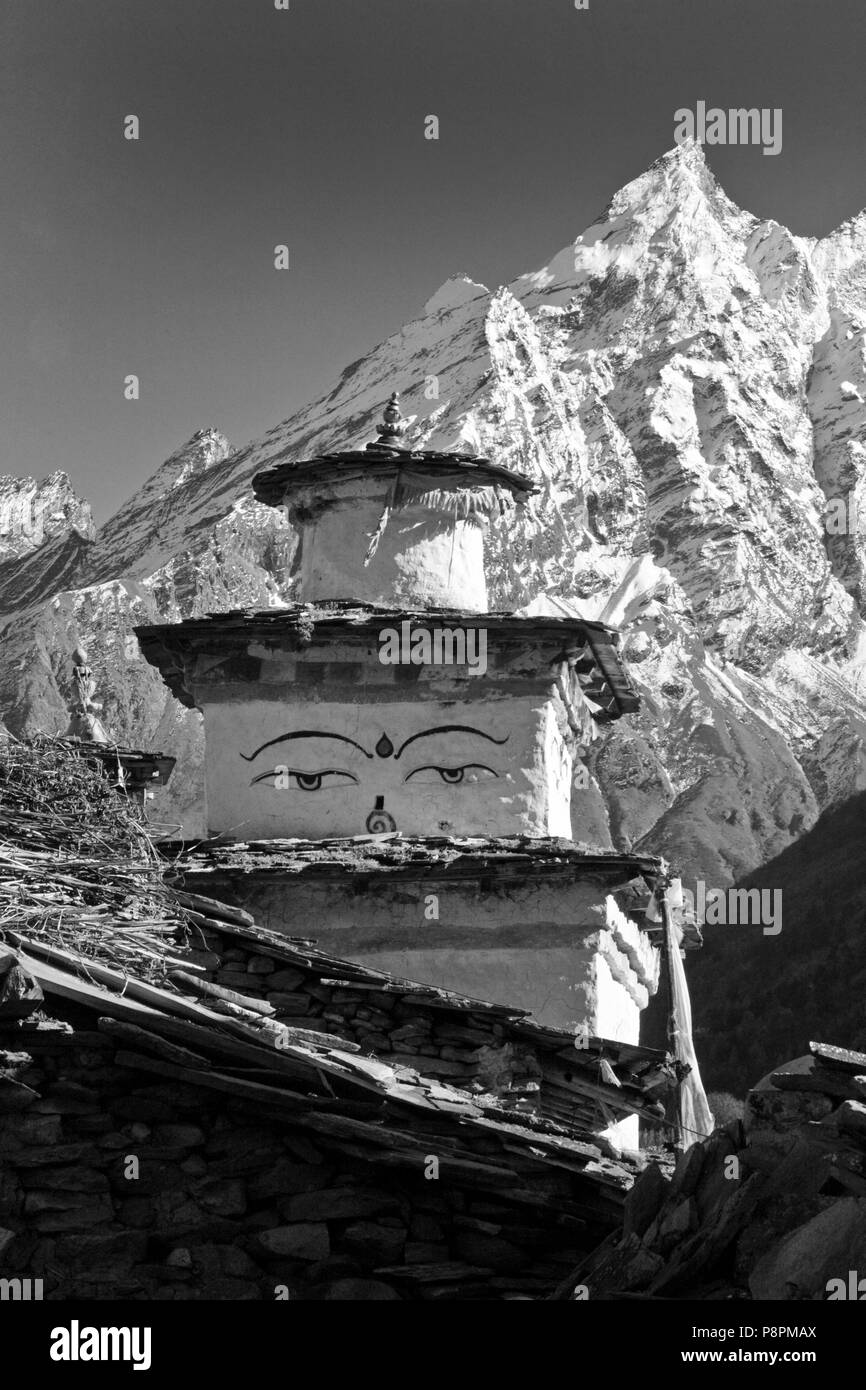Ein STUPA im Dorf SAMAGAUN auf der ganzen MANASLU Trekking - NUPRI REGION NEPALS Stockfoto
