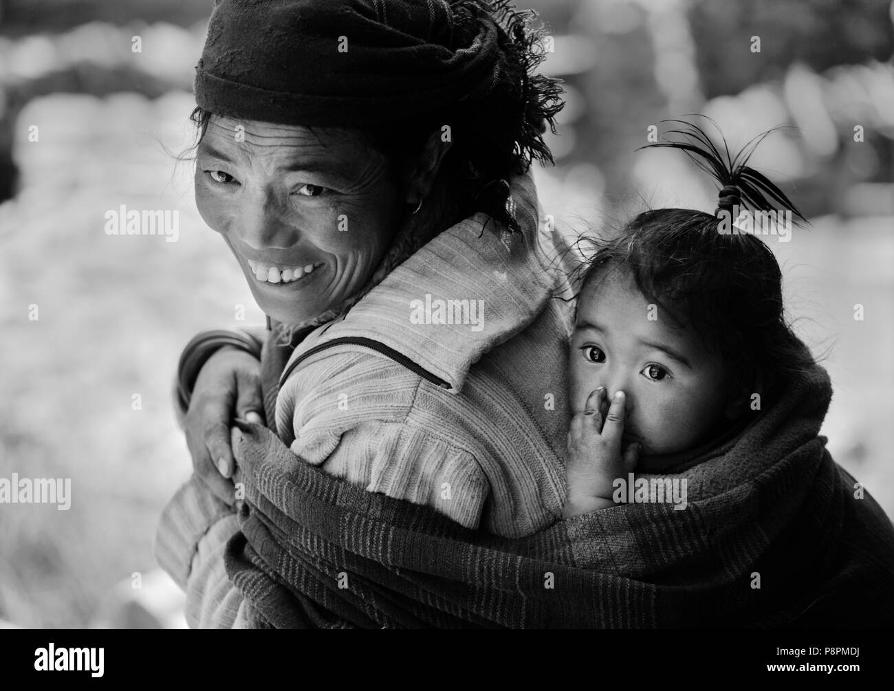 Mutter und Kind in das Dorf SAMDO auf der ganzen MANASLU Trekking - NUPRI REGION NEPALS Stockfoto