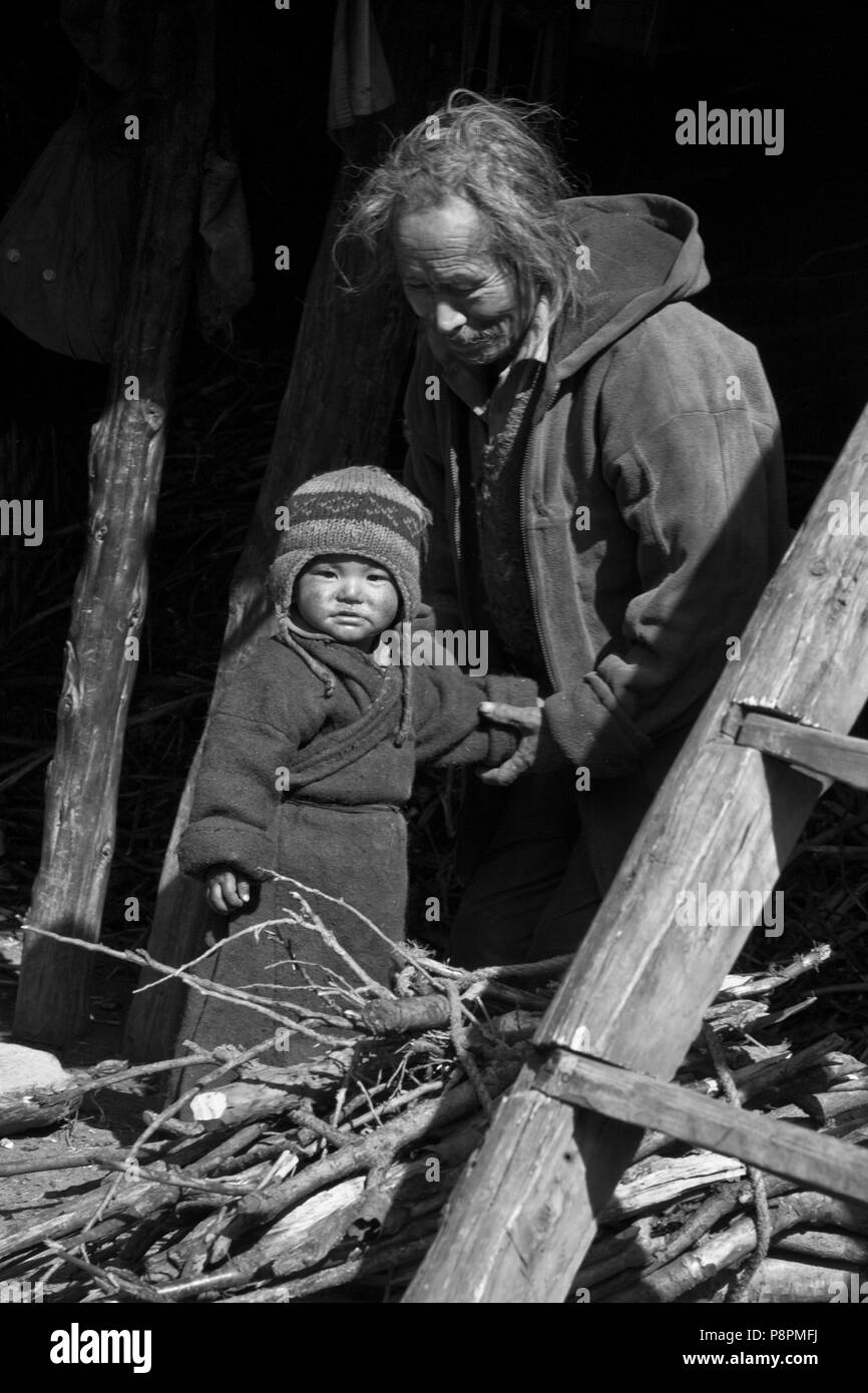 Großvater mit Kind im Dorf SAMDO auf der ganzen MANASLU Trekking - NUPRI REGION NEPALS Stockfoto