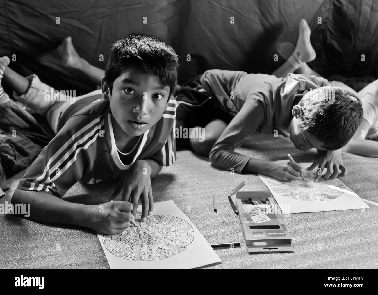 Kinder zeichnen als Teil einer phychotherapy Programm in einem abgelegenen Dorf wurde vom und Entwicklung Gesellschaft Nepal HDSN und durch www finanziert. wehelpnepa Stockfoto