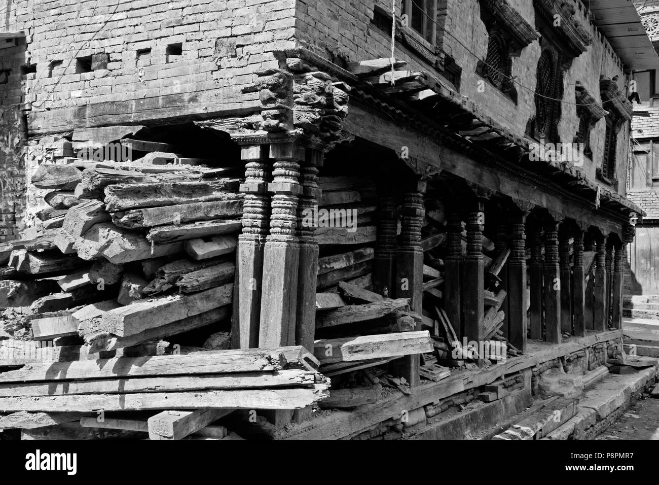 Die traditionelle Stadt BHAKTAPUR wurde schwer beschädigt durch das Erdbeben 2015 - NEPAL Stockfoto