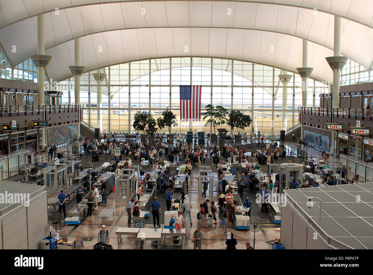 Redaktionelles Konzept zu Flughäfen, Terminals, Sicherheit am Flughafen, urlaub reisen, reisen Saison ähnliche Stockfoto