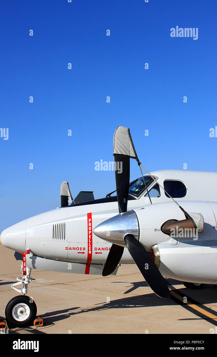 Propeller Flugzeug am Flughafen geparkt Stockfoto
