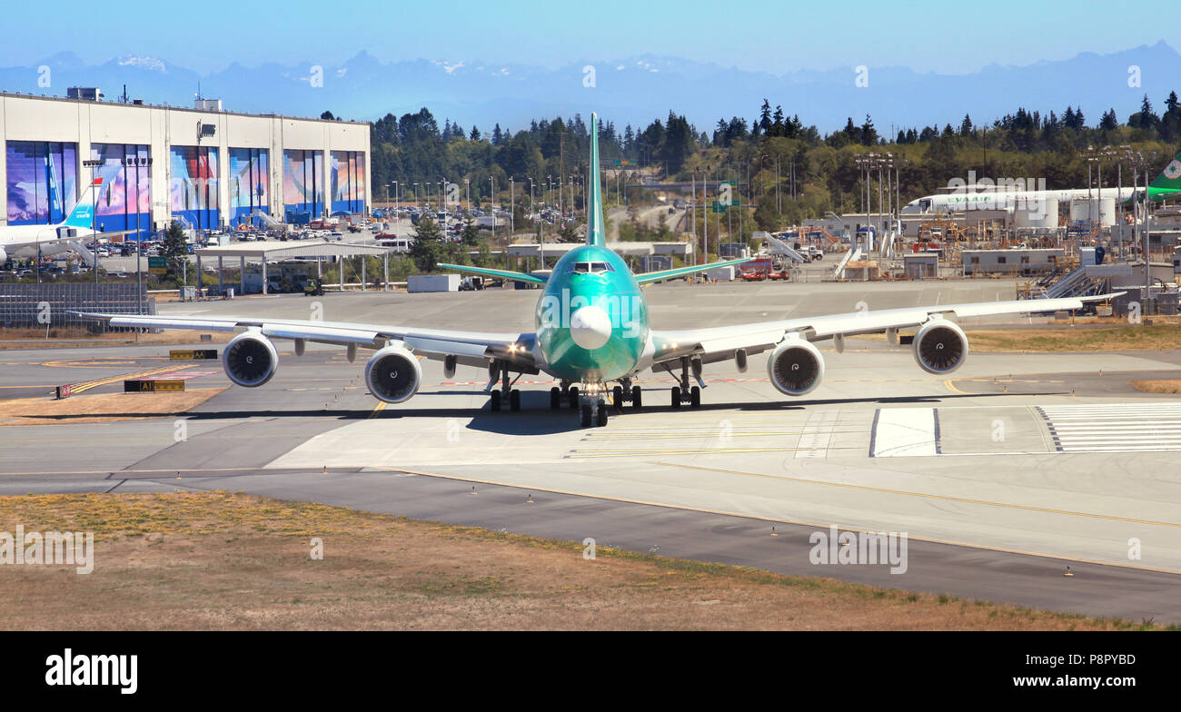 Everett, Washington, USA - 31. Juli 2017 - Boeing 4 - Motor Double Deck 747 Jet Flugzeug auf der Landebahn am Boeing Fabrik in Ev befindet, die geprüft werden Stockfoto