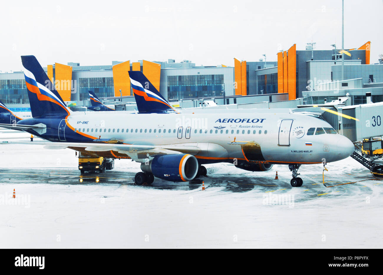 Jan 08, 2012 Moskau - Aeroflot Fluggesellschaften Boeing Jet am Flughafen Scheremetjewo in Moskau am Terminal Gate geparkt und immer bereit für den nächsten Flug Stockfoto