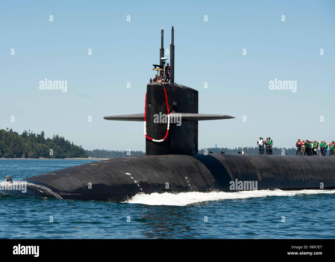 PUGET SOUND, Washington (12. Juli 2018) Segler in die Blaue Mannschaft der Ohio zugeordnet - Klasse von ballistischen Raketen-U-Boot USS Nebraska (SSBN 739) transit die Haube Kanal als Sie nach Hause zurückkehren zu Naval Base Kitsap-Bangor nach ihrer ersten strategischen Patrol seit 2013. Nebraska kürzlich von einem 41-monatigen Engineered tanken Überholung, die das Leben der u-Boot für weitere 20 Jahre verlängert. (U.S. Marine Foto von Mass Communication Specialist 1. Klasse Amanda R. Grau/Freigegeben) Stockfoto