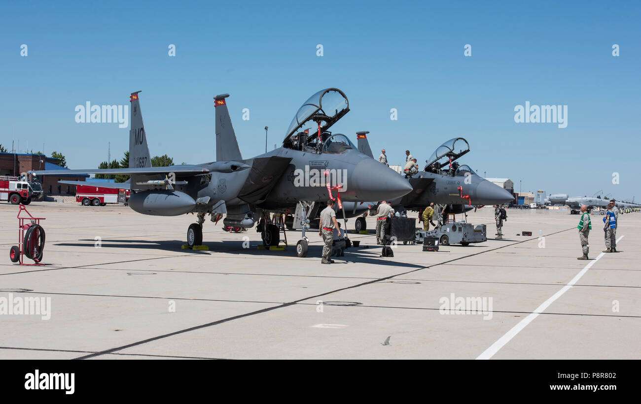 F-15 Es von der 366 Fighter Wing, Mountain Home Air Force Base, Idaho sind von einer C-17 in den 60th/349 Air Mobility Wing, Travis Air Force Base, Kalifornien als Teil einer adaptiven Basing-Konzept bei Gowen Field, Boise, Idaho Juli 12, 2018 zugewiesenen unterstützt. Die übung war Teil der Gunfighter Flagge, ein multi-service Ausübung mehrerer Agenturen und Einheiten zu integrieren. (U.S. Air National Guard Foto von TSgt. John Winn) Stockfoto