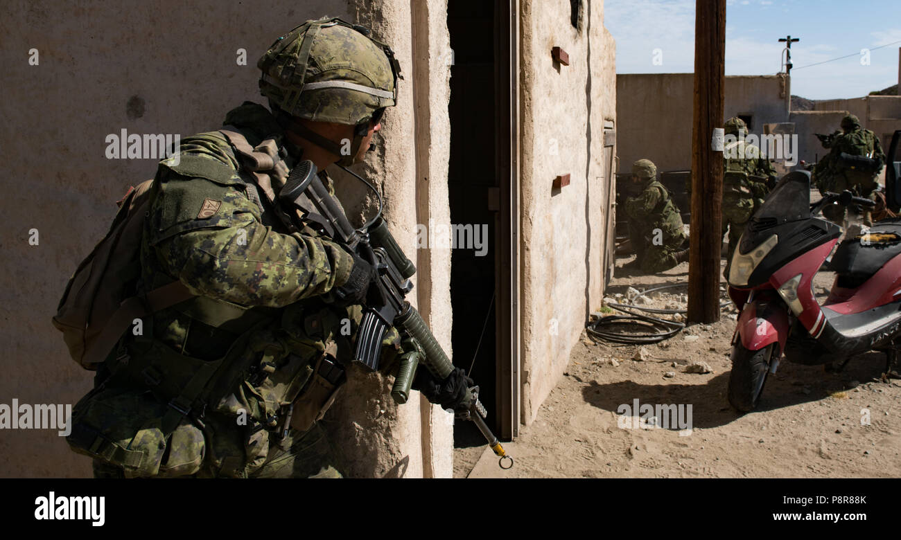 180711-O-N 0842-3001 MARINE CORPS BASE CAMP Pendleton, Calif (Juli 11, 2018) Mitglieder des Kanadischen 2 Bataillon Royal 22e Régiment zurück Brand während Infanterie Immersion Training auf der Biennale der Pacific Rim (Rimpac) Übung, Marine Corps Base Camp Pendleton, Juli 11. 25 Nationen, 46 Schiffe, 5 U-Boote, über 200 Flugzeuge, und 25.000 Mitarbeiter beteiligen sich an Rimpac vom 27. Juni bis 2. August in und um die hawaiischen Inseln und Südkalifornien. Die weltweit größte internationale maritime Übung RIMPAC bietet eine einzigartige Ausbildung während der Förderung und Sus Stockfoto