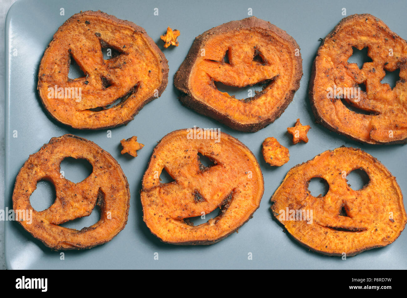 Gebratene Kartoffel Schnitzen lustige Gesichter, Halloween Symbol kreative Essen für Kinder Stockfoto