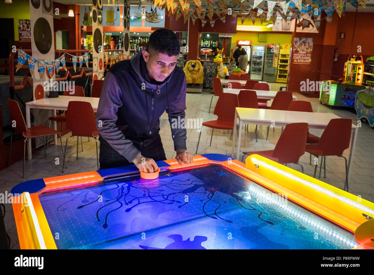 Italien, Vigevano, Bowling Club, ägyptische Jungen bei einem Abend der Freizeit Stockfoto