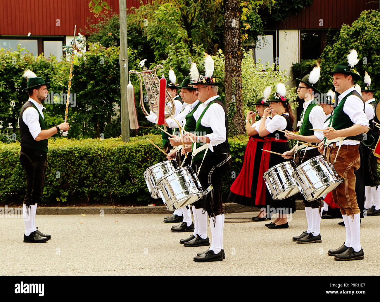 GARCHING, Deutschland - 8. Juli 2018. Folk Band Musiker in bayerischer Tracht durchführen mit Trommel, Glockenspiel und Flöten in der traditionellen Parade in der Uni Garching Stockfoto