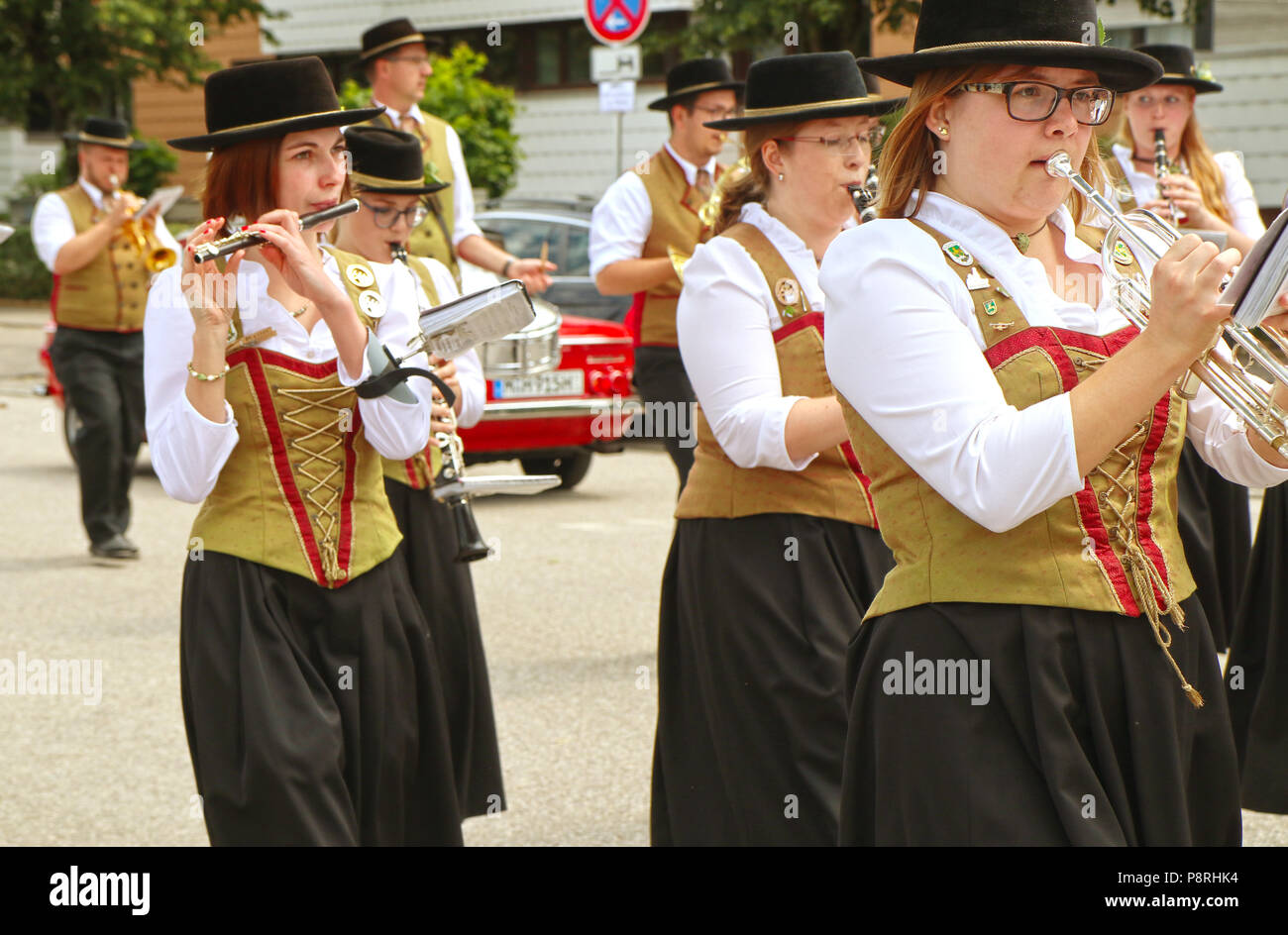 GARCHING, Deutschland - 8. Juli 2018. Junge Frauen in bayerischer Tracht mit Flöten und Trompete an der traditionellen Parade in Garching Universitätsstadt Stockfoto