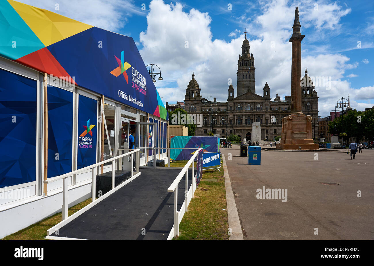 Ein Geschäft mit Waren für die Europameisterschaft 2018 in Glasgow wurde am George Square in Vorbereitung auf die Eröffnung im August eingestellt. Stockfoto