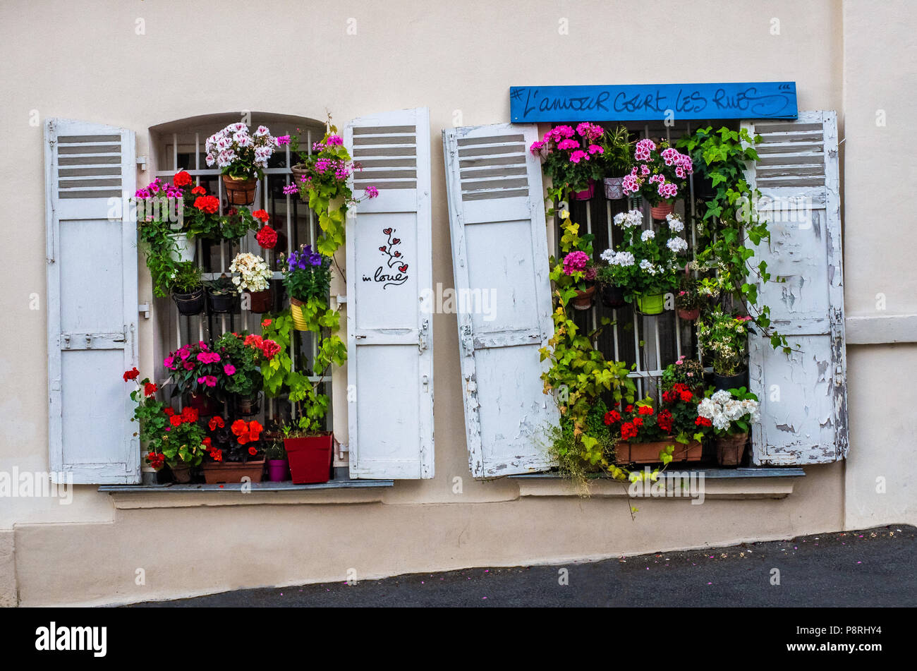 Pariser Haus Fenster mit Fensterläden und Blumenkästen am Rand der Fahrbahn in Montmartre in Paris Stockfoto