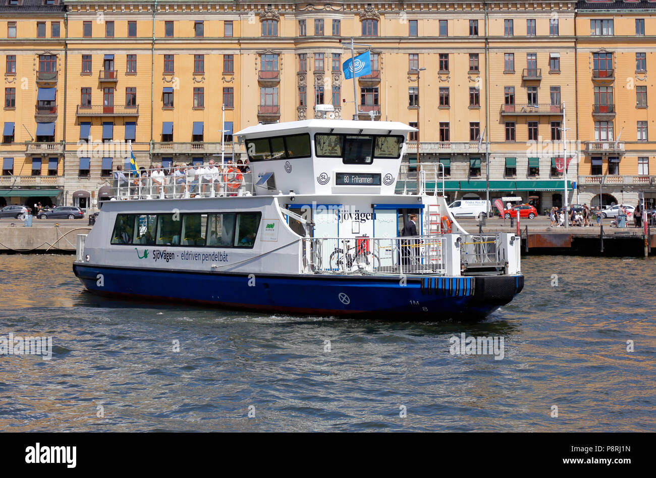 Stockholm, Schweden - 12. Juli 2018: Die elektrisch angetriebene Shuttle-Bus Öffentliche Verkehrsmittel Fähre Sjovagen auf Linie 80 für SL, von Departured hat Stockfoto